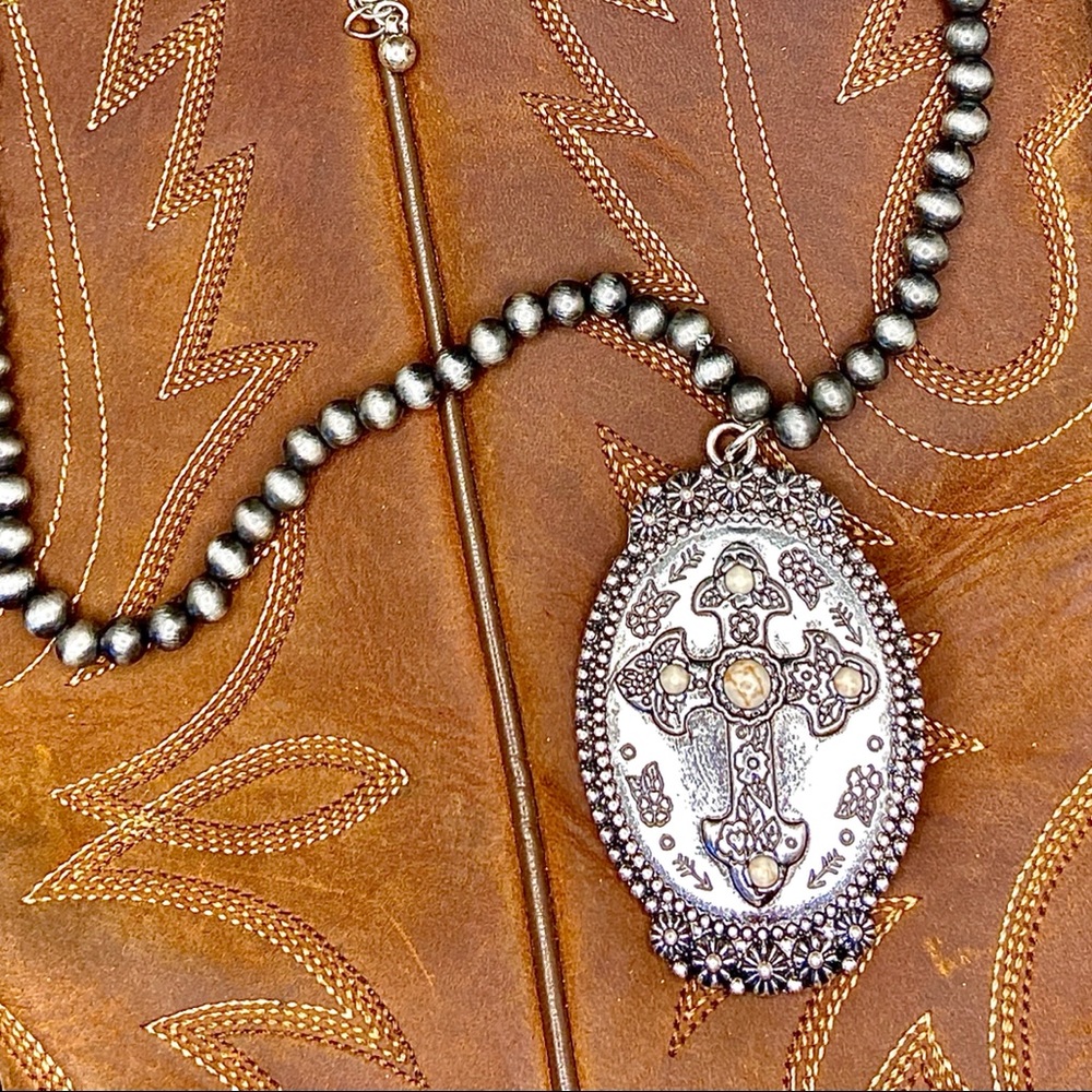 BOUTIQUE CROSS PENDANT NECKLACE
